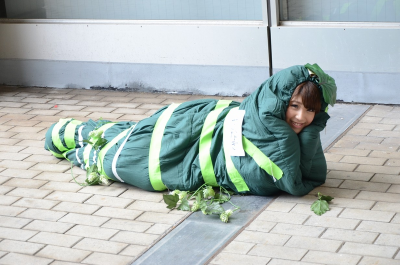 Illustration for article titled Japanese Cosplayers Turn Up the Summer Heat